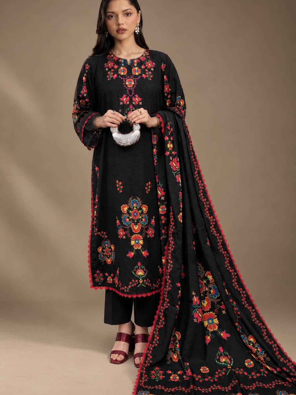 Flora in Black, photo 2