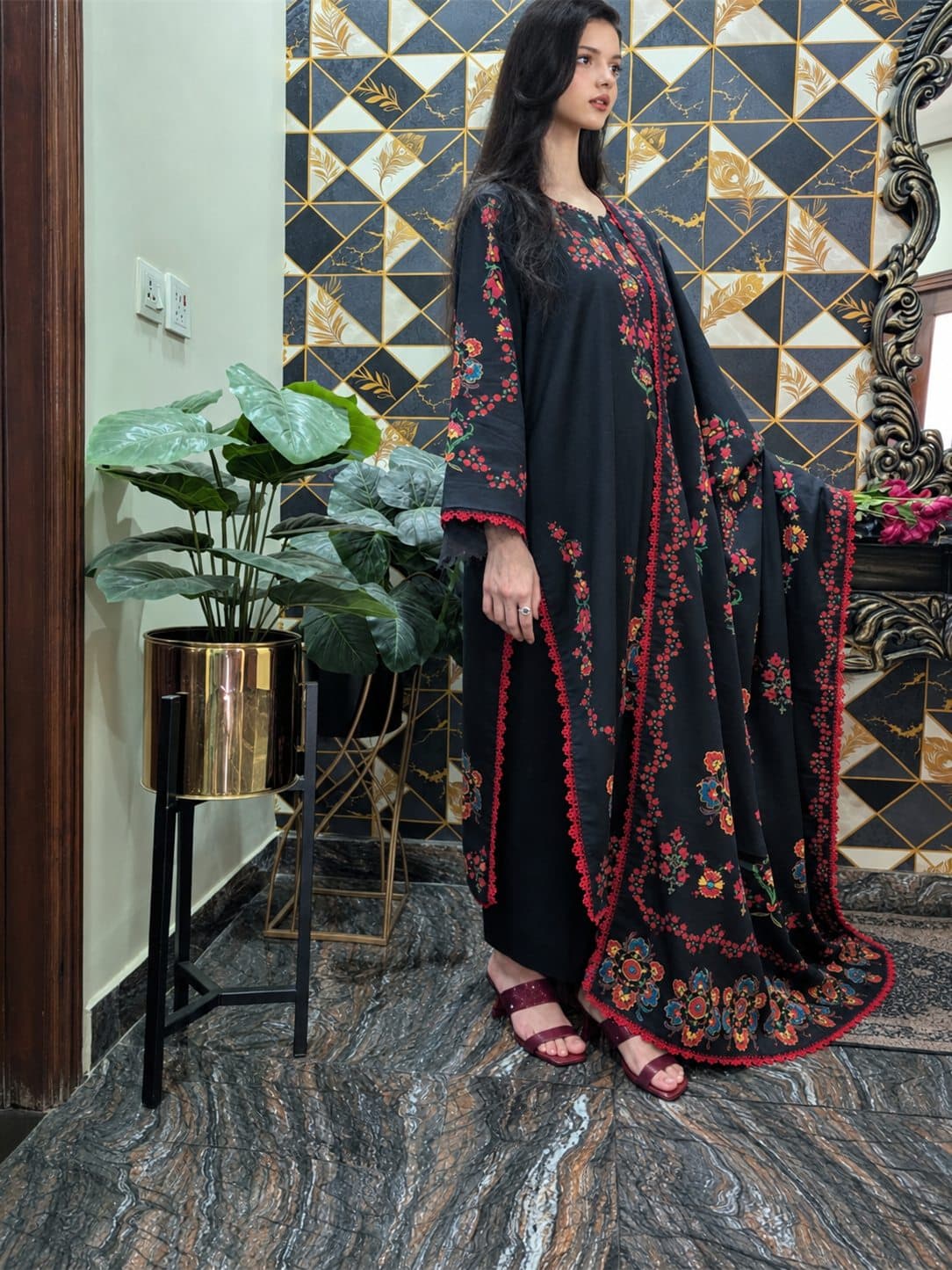Flora in Black, photo 3