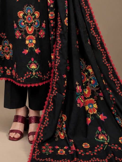 Flora in Black, photo 5